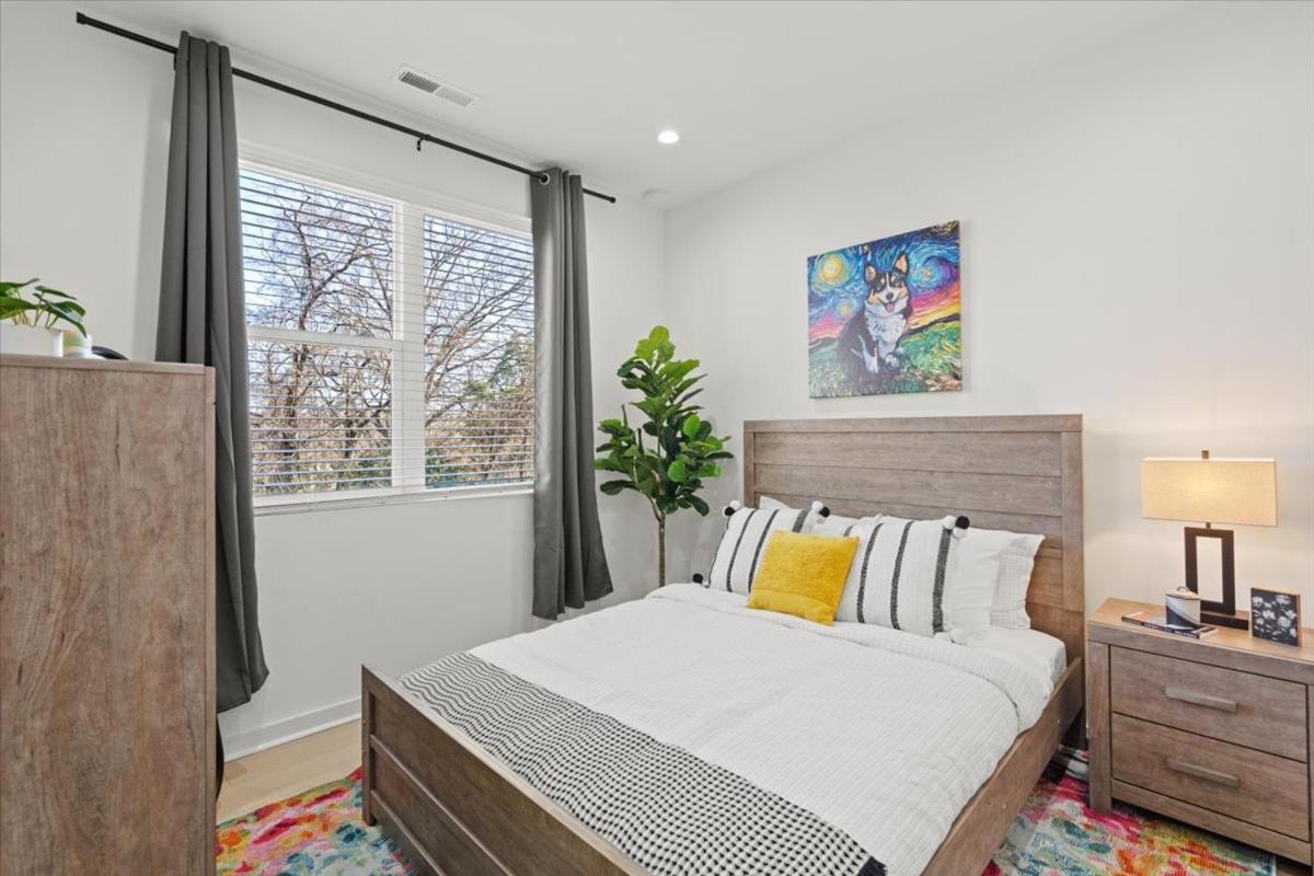 2 Unit Modern Close To Uptown Apartment